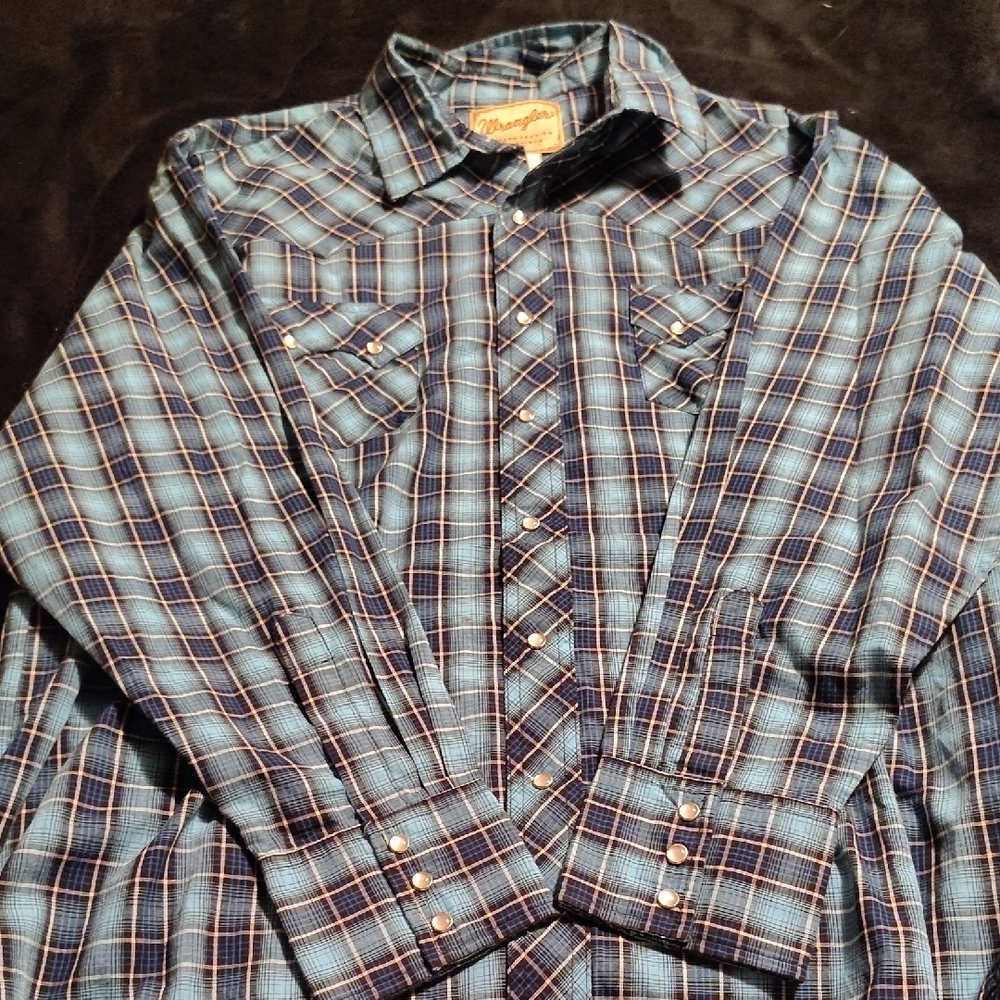 Wrangler Men's Blue and White Plaid Button Down Shirt